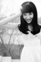 组图：周楚楚拍夏日写真 素颜纯美红裙魅惑