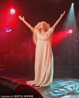 组图：Gaga伦敦全裸表演 当众脱衣豪放露三点