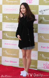 组图：f(x)Krystal轻装参加毕业典礼不失优雅