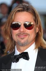 组图：皮特戛纳走秀长发黑超显帅气