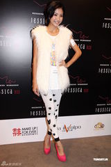 组图：陈嘉桓为品牌走秀 与羽翘白衣比靓