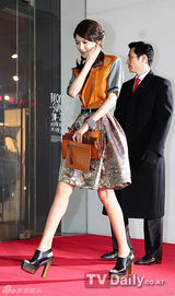 组图：SJ利特东海与少时秀英朴宰范等盛装亮相