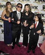 组图：杰克逊女儿长裙妩媚 次子长发飘逸似小大人