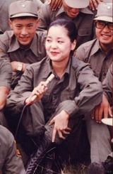 组图：邓丽君金门劳军罕见照曝光 大笑亲和
