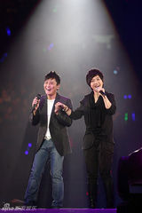 幻灯图：张信哲北京个唱演绎20年经典 打造万人KTV