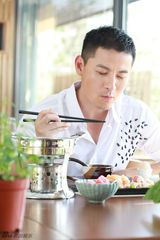 组图：钱泳辰田园写真展现居家男人魅力