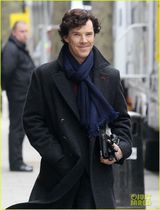 组图：卷福现身《夏洛克》片场标志风衣引围观