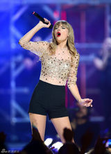 组图：斯威夫特黄金战衣献唱 红唇冶艳狂野甩发