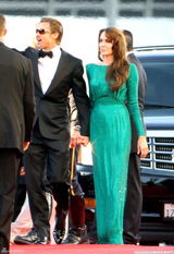 高清图：朱莉闪片绿裙华丽 皮特墨镜遮面耍个性