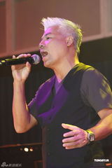 组图：巫启贤为新专辑开唱 30日将出席大炳追思会