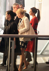 高清组图：维多利亚街拍 紧身红裙搭配黑色手包