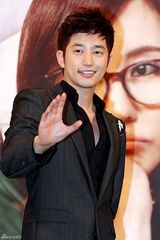 高清图：《逆转的女王》宣传 金南珠年近40性感依旧