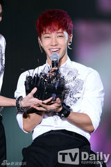 组图：韩团BEAST时隔1年回归开唱 献新曲首舞台