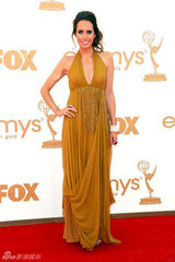 组图：艾美奖红毯 路易丝-罗伊挂脖长裙小晒事业线