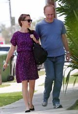 组图：娜塔莉-波特曼紫色连衣裙现身