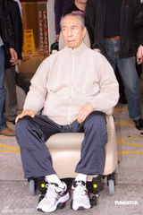 赌王何鸿燊时隔7个月出院 坐轮椅精神良好(图)