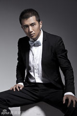 组图：新花荣张迪拍西装写真 射箭才子变俊朗绅士