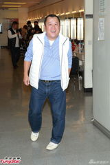 组图：《欢乐满东华2012》落幕 那英西装助阵