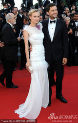 组图：戴安克鲁格戛纳走秀和男友恩爱