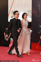 组图：郑中基胡子拉碴型男范 娇妻余思敏秀深V