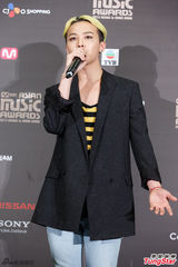 高清：EXO摘MAMA大奖 泫雅贤胜热吻Rain复出