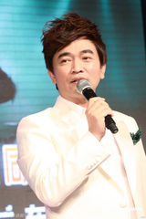 组图：“三大难高音”巡演启航 高凌风与美女共舞