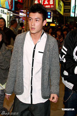 高清图：陈冠希为歌手开心站台 着装时尚容光焕发