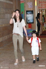 组图：陈慧琳潮装打扮接大儿子放学