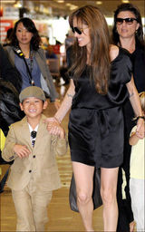 组图：茱莉携四孩子亮相 女儿中性打扮酷似皮特