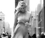 组图：抖奶超模都市大片 翠绿百褶裙笑容甜美