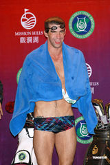 组图：菲尔普斯握高尔夫球杆下水 游泳速度令人惊叹