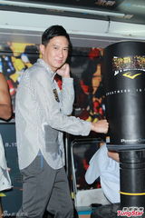 组图：张家辉《激战》秀肌肉  久违幽默感再现