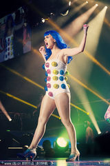 组图：凯蒂佩里穿糖果泳装嘶吼  男粉丝冲上台强抱