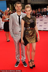 幻灯图：众明星出席国家电影奖 阿汤嫂高大与克鲁斯成反差