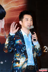 组图：庾澄庆花西装亮相北京 不改顽童本色