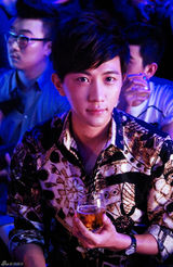 组图：大左现身时装秀 着复古衬衫英气逼人