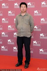 组图：电影《疯爱》发布会 导演王兵独自亮相