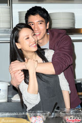 组图：王力宏与妻同台秀恩爱 妻子不是歌迷