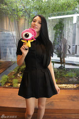 组图：张雨绮OL风秀黑发玉腿 造型师大赞其超级完美