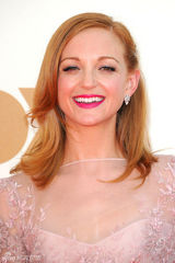 组图：艾美奖红毯 杰玛-梅斯薄纱粉裙透视诱惑