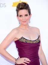 组图：艾美奖红毯 蒂娜-菲酒红色抹胸长裙性感