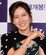 组图：孙艺珍宣传新片《见鬼》 粉红高跟鞋抢眼