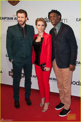 组图：斯嘉丽红装赴首映礼 不顾孕肚踩高跟鞋