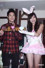 组图：潘玮柏抱兔女郎庆情人节 否认与江语晨拍拖