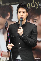 高清图：张世明新书大卖 潘玮柏现身庆功会力挺