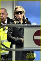 组图：55岁麦当娜麻花辫扮嫩 紧身裤装显帅气