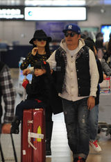 组图：李湘一家三口现身机场 萌萝莉呆坐行李箱