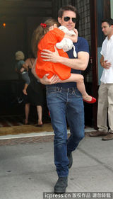 组图：汤姆-克鲁斯离婚后首探爱女 遭狗仔围堵