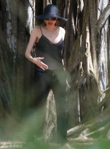 组图：朱莉切乳腺后穿吊带复工 胸部傲人依旧