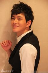 组图：黄明写真帅气硬朗 欲挑战黄晓明望毁容出演